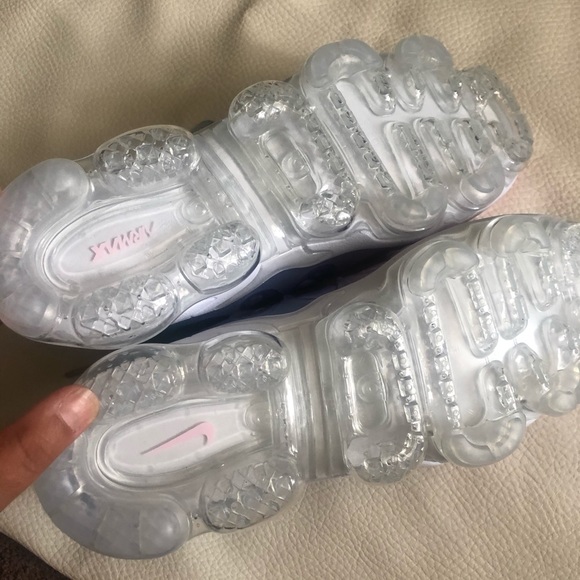 Woman’s vapormax plus BNIB - Picture 5 of 9